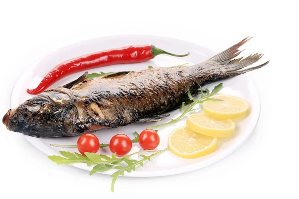 Pescado frito en un plato blanco —  Fotos de Stock