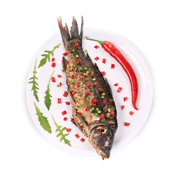 ปลาทอดบนจานสีขาว — ภาพถ่ายสต็อก