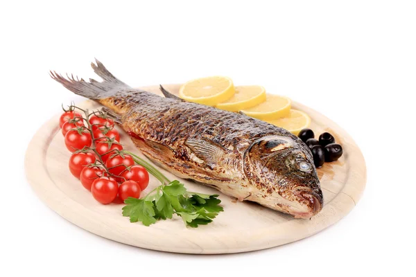 Pescado frito en un plato blanco —  Fotos de Stock