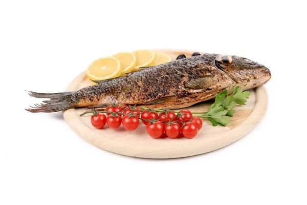 Stekt fisk på en träplatta — Stockfoto