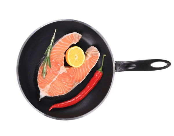 Стейк из лосося на сковороде с перцем — стоковое фото