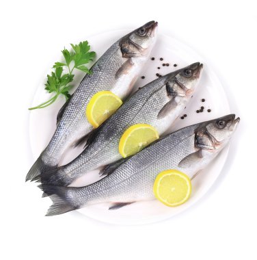 plaka üzerinde limonlu taze levrek