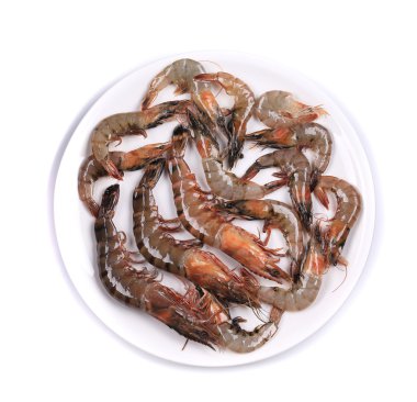 Beyaz bir tablo üzerinde çiğ karides