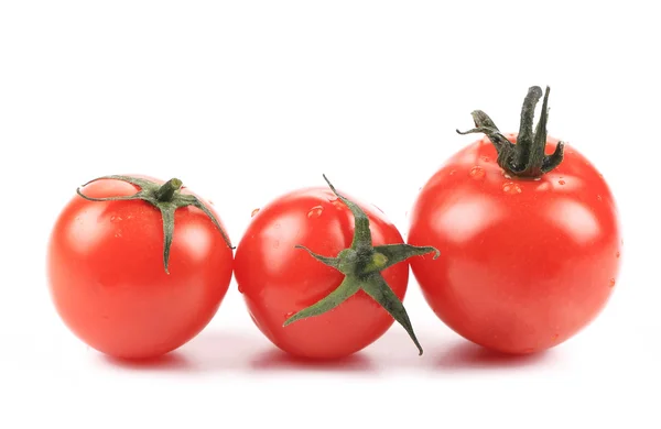 在行中的三个西红柿 — 图库照片