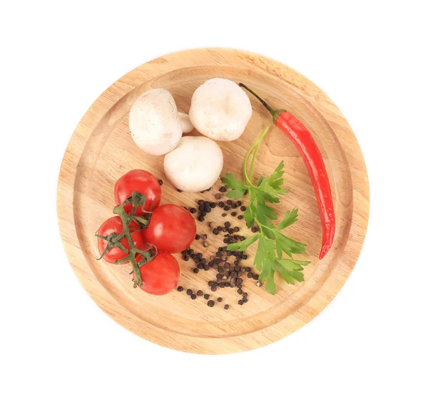 Verduras en bandeja de madera — Foto de Stock