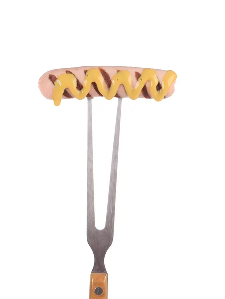 Salchicha mostaza pinchazo con un tenedor — Foto de Stock