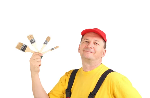 Arbeiter zeigt Malerpinsel — Stockfoto
