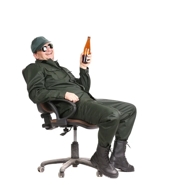 Pracownik w okularach siedzący z piwem — Zdjęcie stockowe