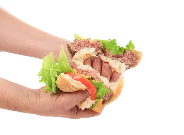 Hand houdt twee helft van hamburger — Stockfoto