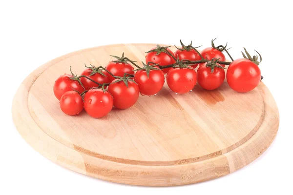 Tomates en bandeja de madera —  Fotos de Stock