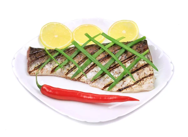 Grilled carp fillet with onion and lemon — Stock Photo, Image
