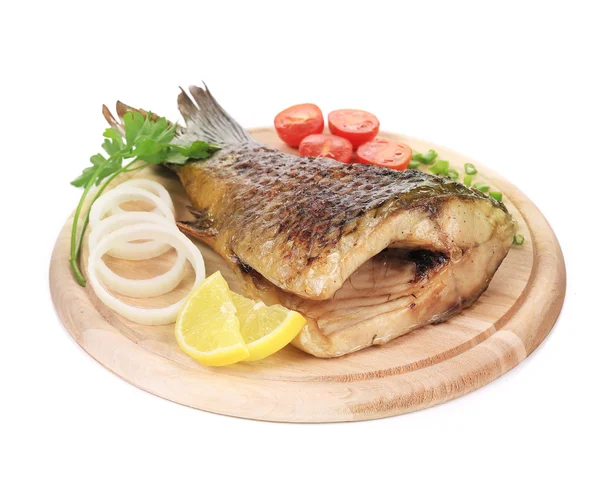 Gebackener Fisch auf Holzbrett — Stockfoto