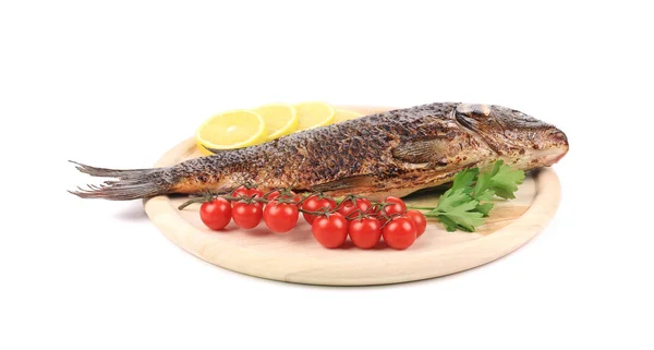Печёная рыба на деревянной доске — стоковое фото