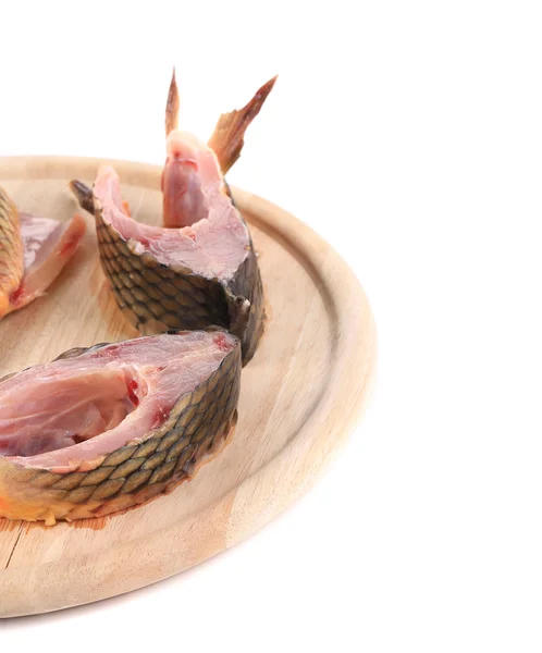 Сырая рыба на деревянной доске — стоковое фото