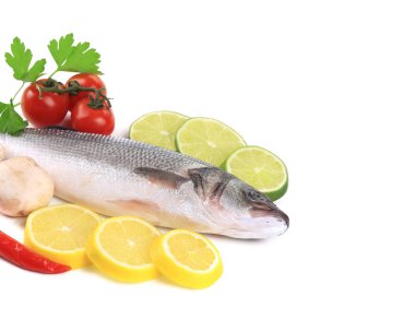 limon ve kireç taze uskumru balığı