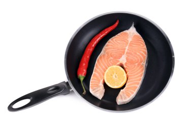 üzerinde siyah bir tavada somon steak.