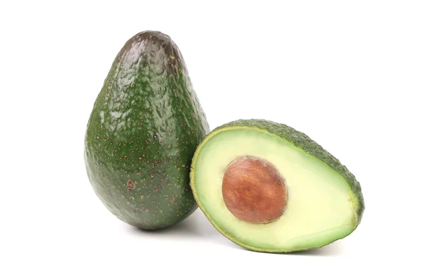 Полностью и наполовину авокадо — стоковое фото