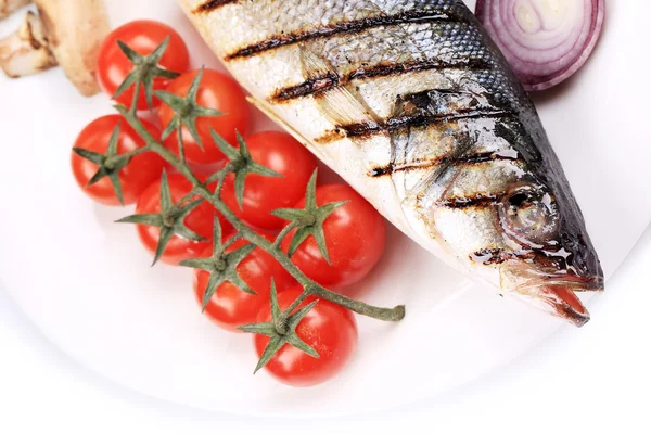 Gegrillter Fisch mit Gemüse. — Stockfoto