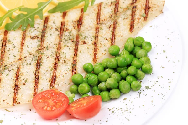 Fried fish fillet with vegetables. — Stock Photo, Image