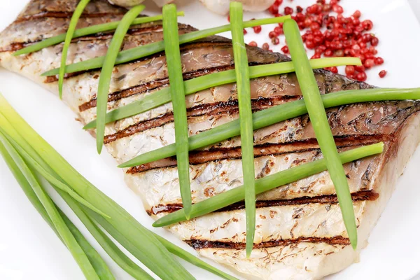 Grilled carp fillet on plate with onion. — Stock Photo, Image