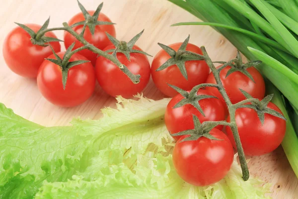 Tomates cereza y cebolla . —  Fotos de Stock