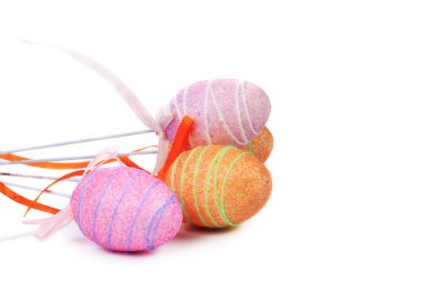 Paskalya yumurtaları tahta sopa üzerinde.