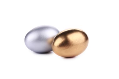 ovos de Páscoa de prata e ouro.