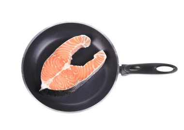 üzerinde siyah bir tavada somon steak.