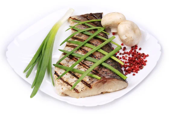 Filete de carpa a la parrilla en plato con cebolla . —  Fotos de Stock