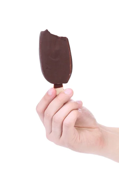 Ruce drží pokousaný zmrzlina. — Stock fotografie