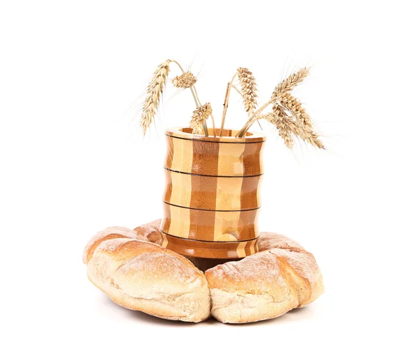 Wooden vase with ears of wheat and bread. — Stock Photo, Image