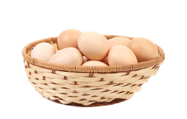 Wicker basket with eggs. — Stock Photo, Image