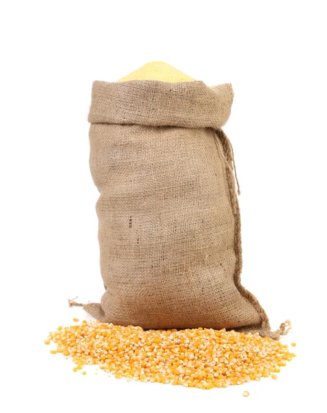 Säckchen mit Maiskörnern und Mehl. — Stockfoto