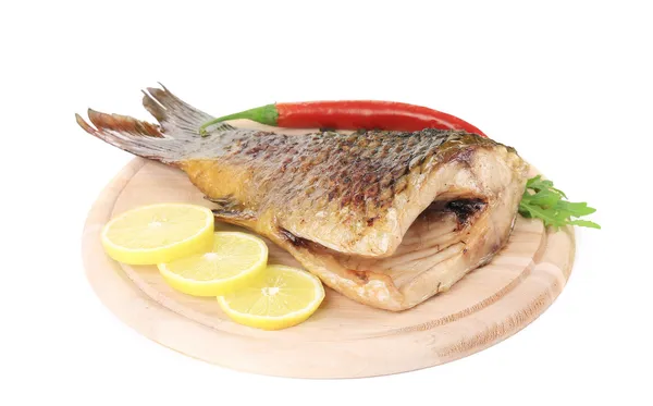 Gebratener Fischschwanz auf Holztisch — Stockfoto