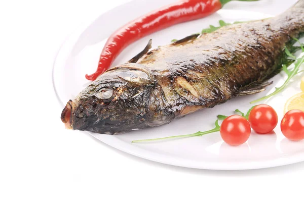 Pescado a la parrilla con verduras — Foto de Stock