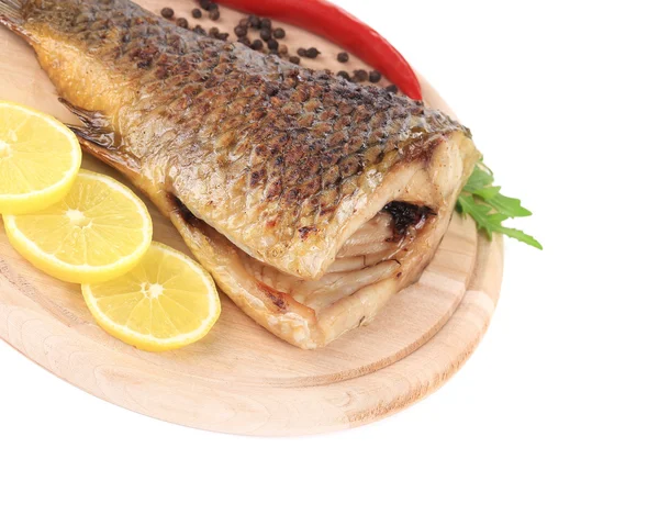 Fischbarsch mit Gemüse und Zitrone — Stockfoto