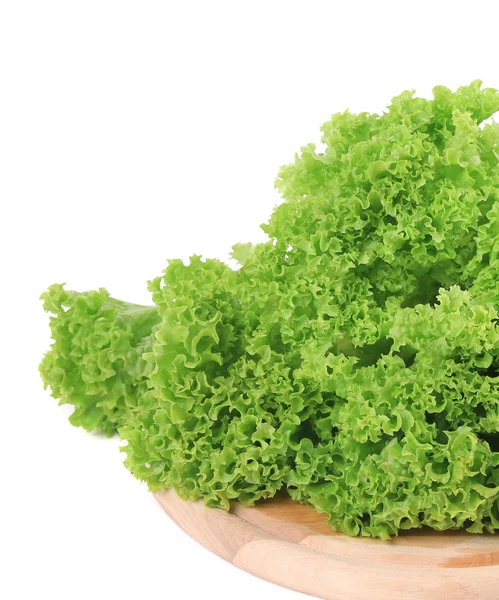 Salada verde fresca em tábua de madeira — Fotografia de Stock