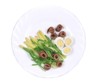 Hamsi ve kuşkonmaz salatası.