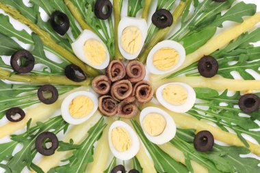 Hamsi ve kuşkonmaz salatası