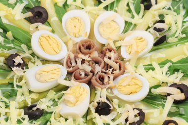 Hamsi ve kuşkonmaz salatası