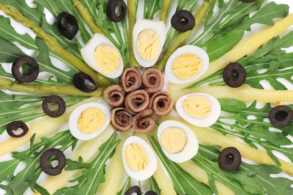 Salada com anchovas e espargos — Fotografia de Stock