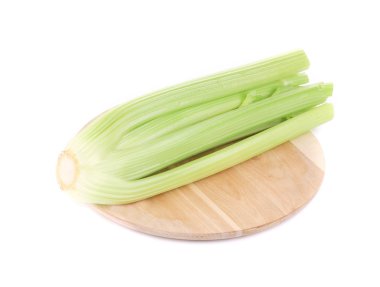 ahşap tabakta taze kereviz