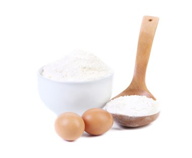 kaşık ve un iki yumurta bir kase.