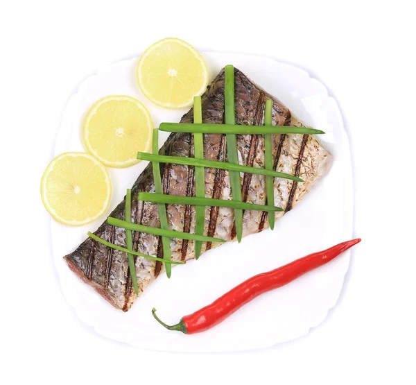 Gegrilltes Karpfenfilet mit Zwiebeln und Zitrone — Stockfoto