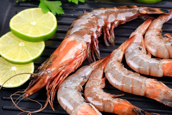 Crevettes fraîches sur un gril . — Photo