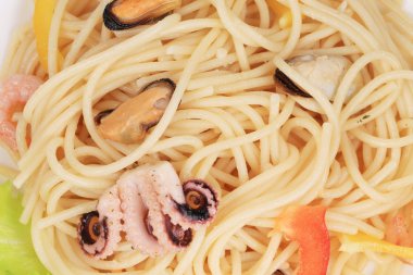 Deniz makarna salatası