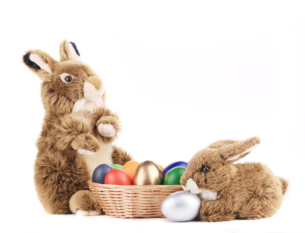 Spielzeugkaninchen mit Ostereiern. — Stockfoto