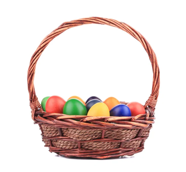 Ovos de Páscoa em uma cesta. — Fotografia de Stock