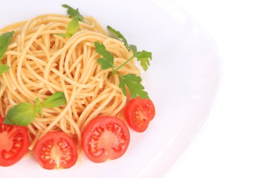 Domates soslu ve fesleğenli spagetti