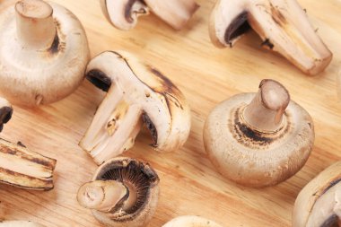 ahşap tabakta mantar